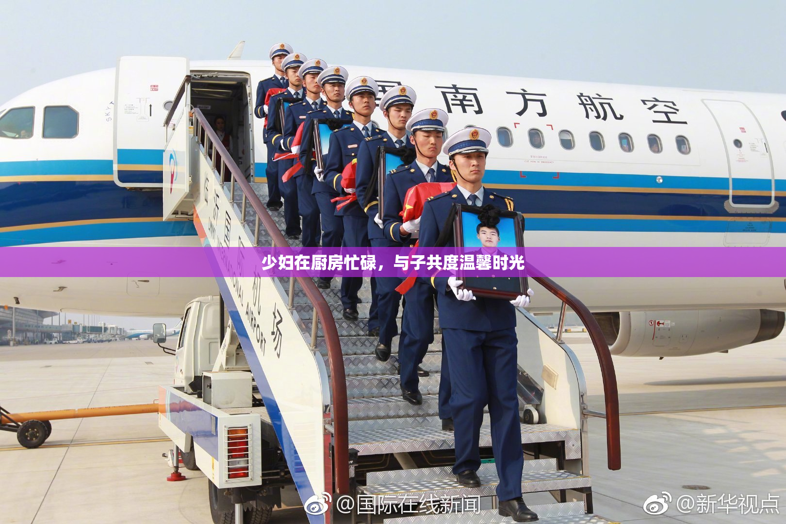 少妇在厨房忙碌，与子共度温馨时光
